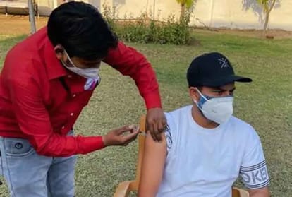 वैक्सीन लगवाते क्रिकेटर कुलदीप यादव