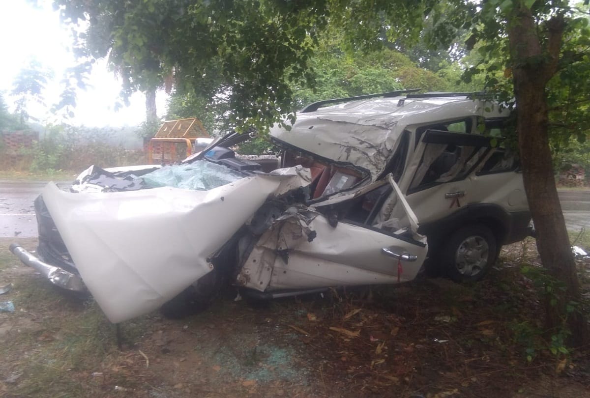 Pratapgarh: Three people, including head and son, collided in truck and Scorpio on highway