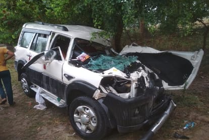 Pratapgarh: Three people, including head and son, collided in truck and Scorpio on highway