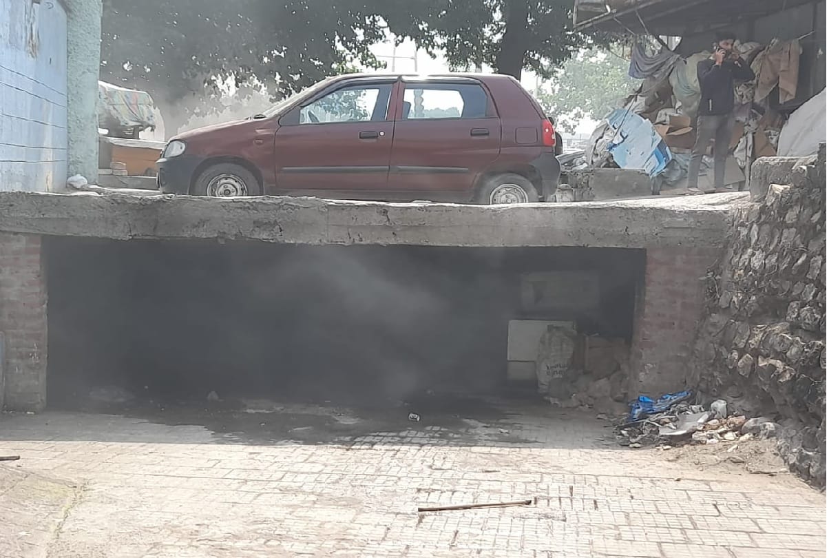 Smoke suddenly comes out of drains in shalamar area jammu, people are surprised