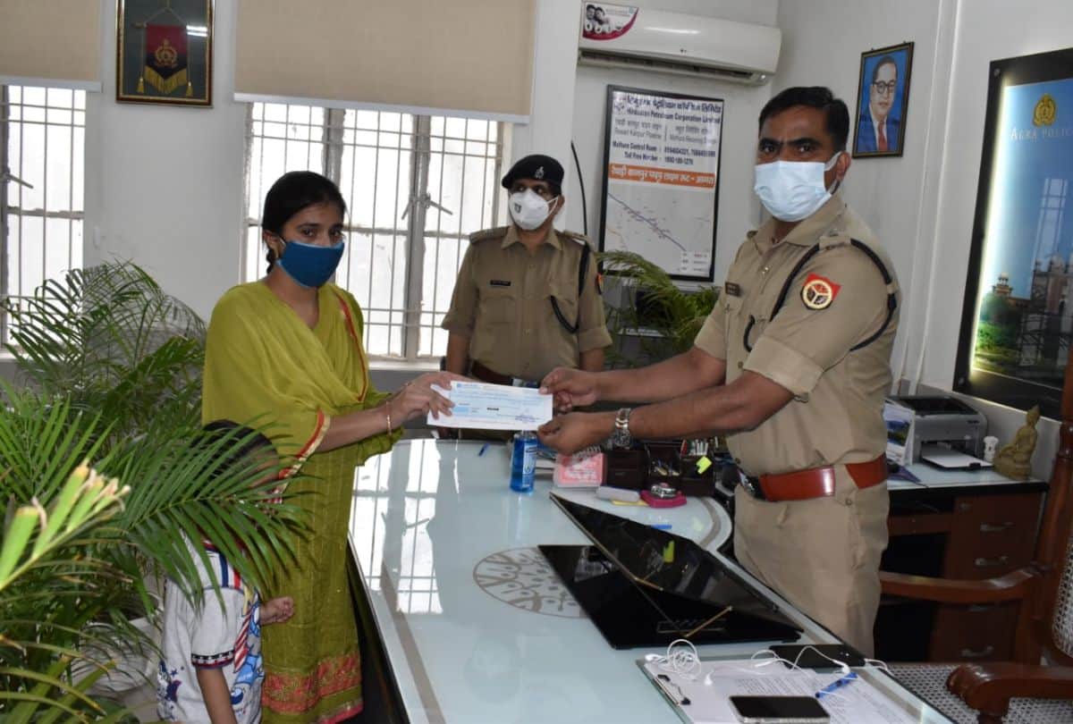 Police Department Gave One Day Salary To Martyr Prashant Yadav Family