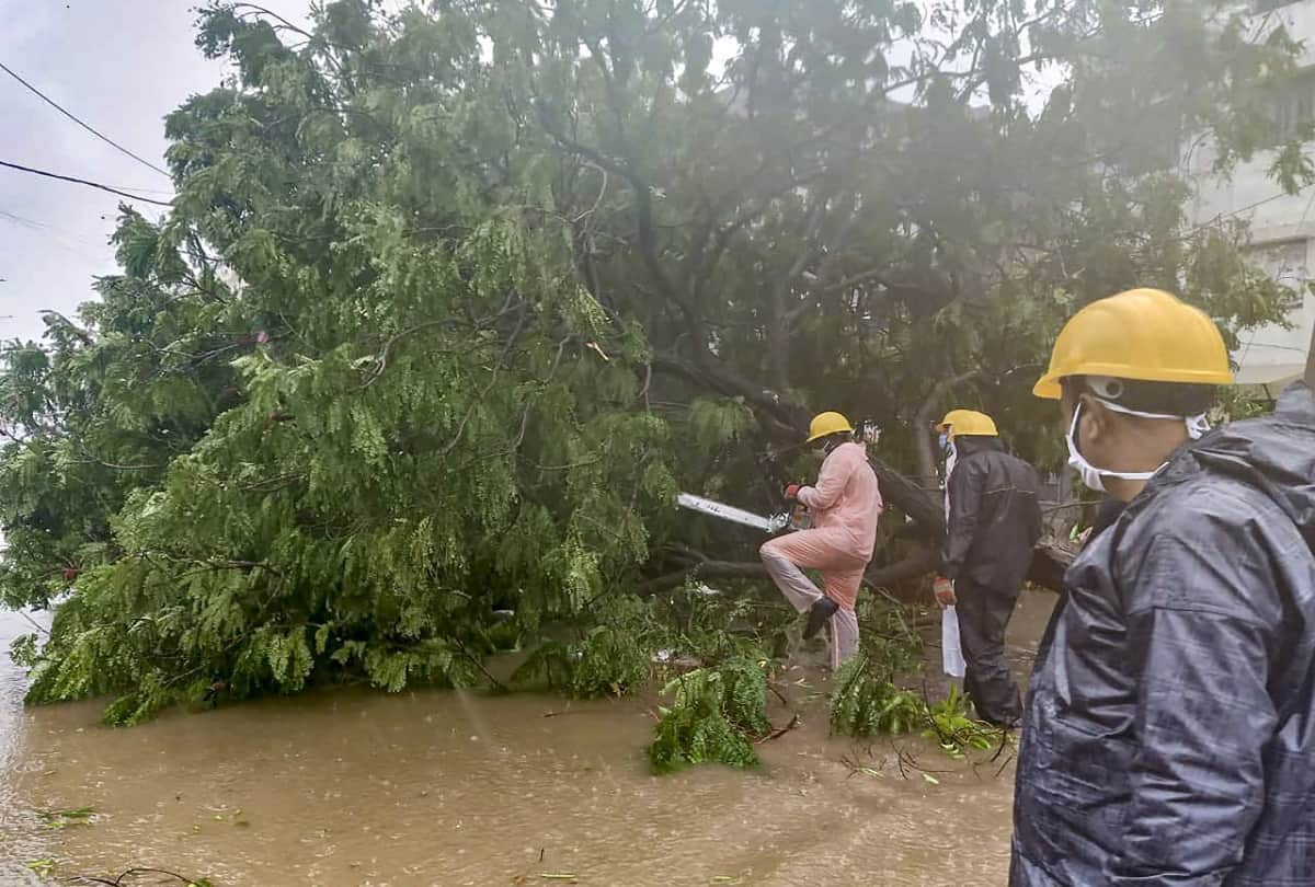 severe cyclone tauktae hit gujarat maharashtra goa and karnataka here you see the unseen pictures from cyclone