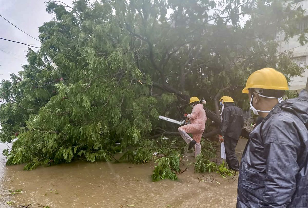 severe cyclone tauktae hit gujarat maharashtra goa and karnataka here you see the unseen pictures from cyclone