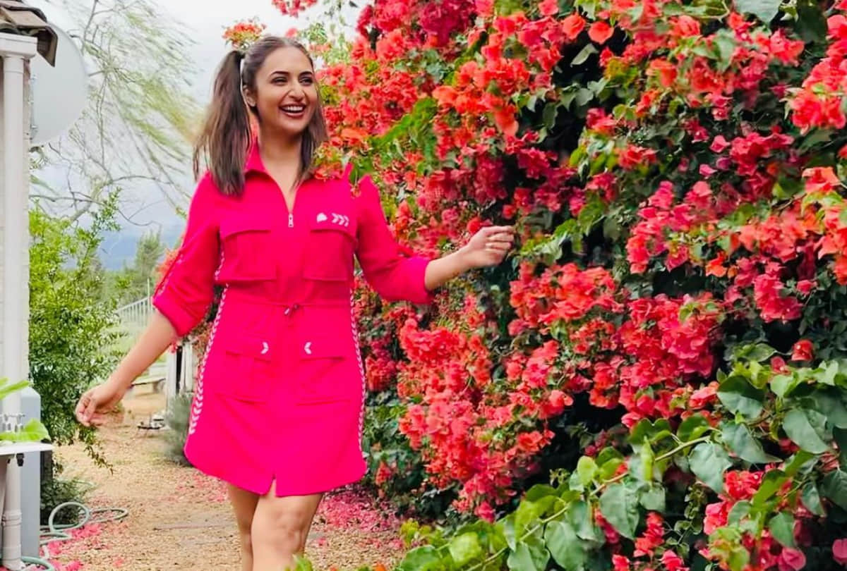 divyanka tripathi high on fashion in capetown looking like school girl in pink midi dress