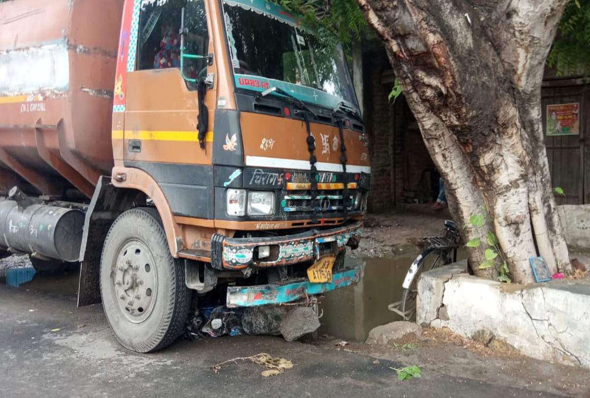 one died and two people injured in road accident in farrukhabad