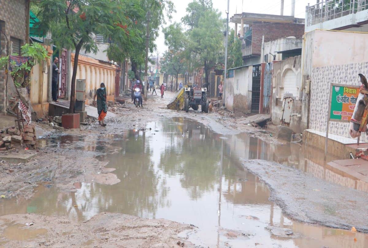 Road Collapsed After Rain In Agra Tauktae Cyclone