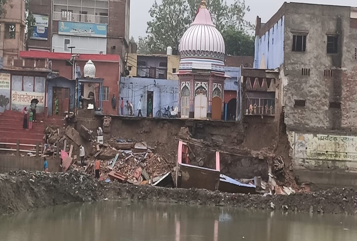 a large part of the Achaleshwar temple collapsed and fell in lake slogans against the Municipal Corporation