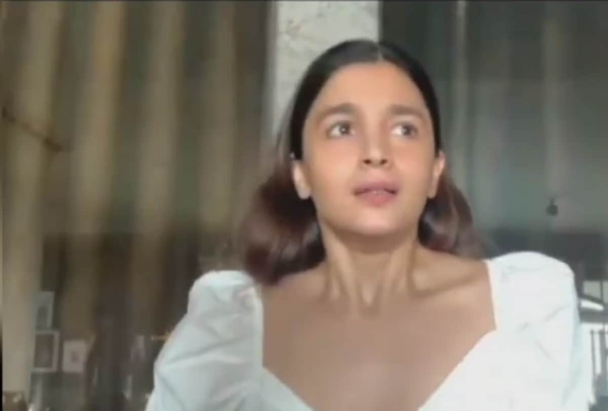 Alia Bhatt live session video viral instagram users claiming Ranbir Kapoor is shirtless visible in mirror