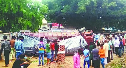 A truck full of liquor overturned on bike riders, a young man died