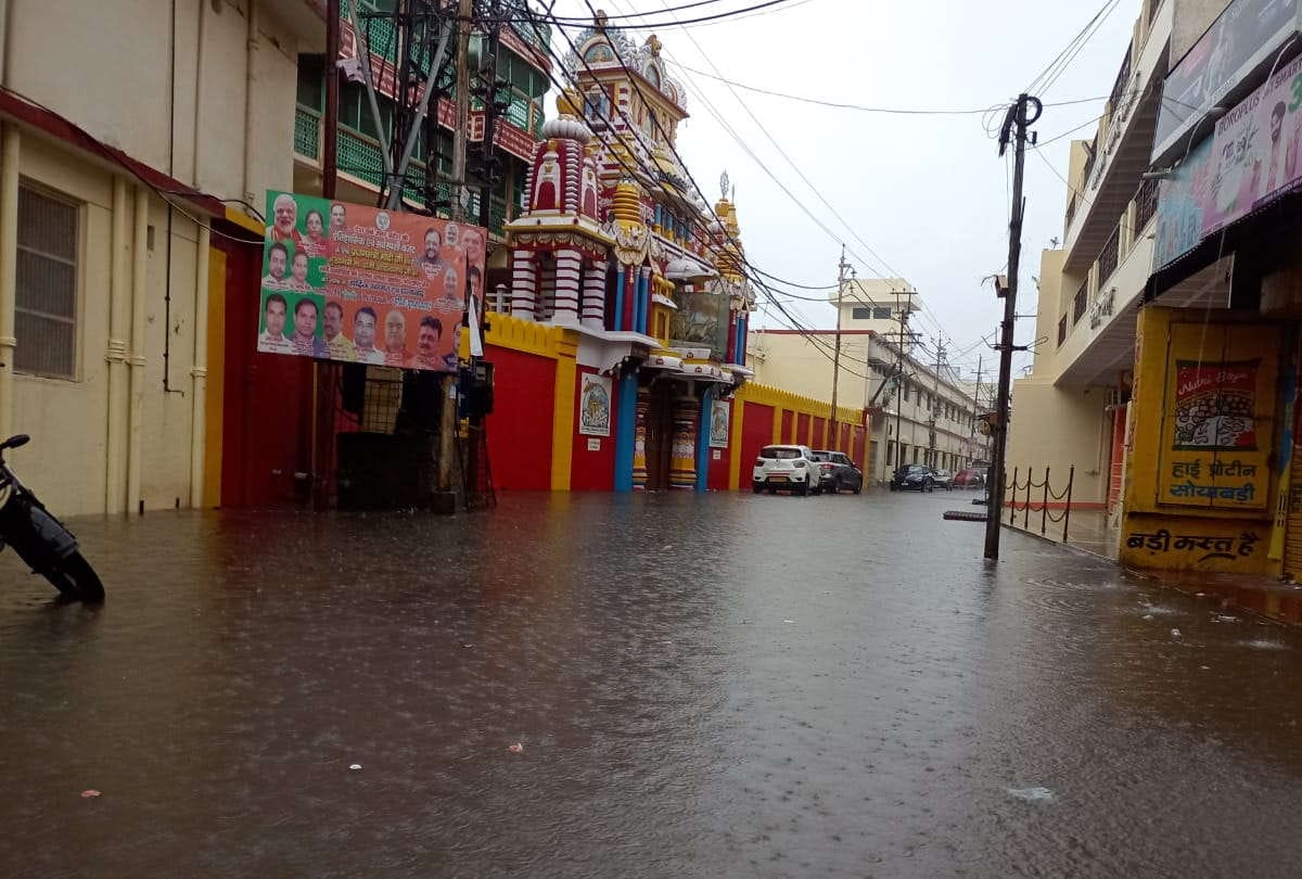 Gorakhpur Weather Change After Heavy Rain And Darkness In Sky due to Cyclone toute
