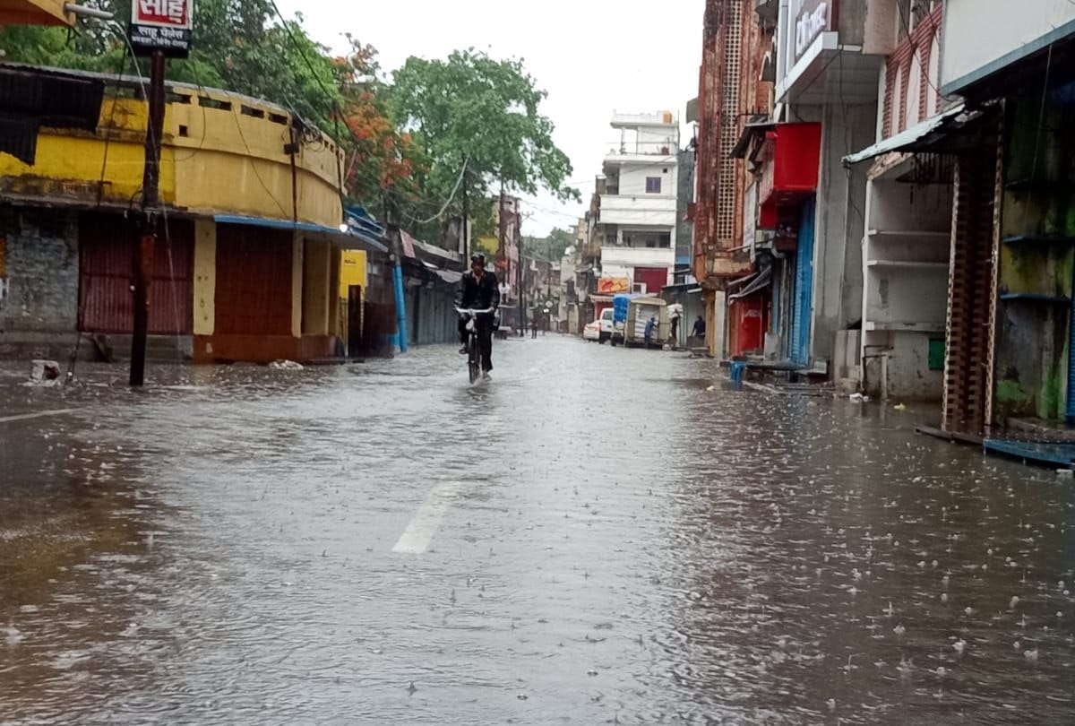 Gorakhpur Weather Change After Heavy Rain And Darkness In Sky due to Cyclone toute