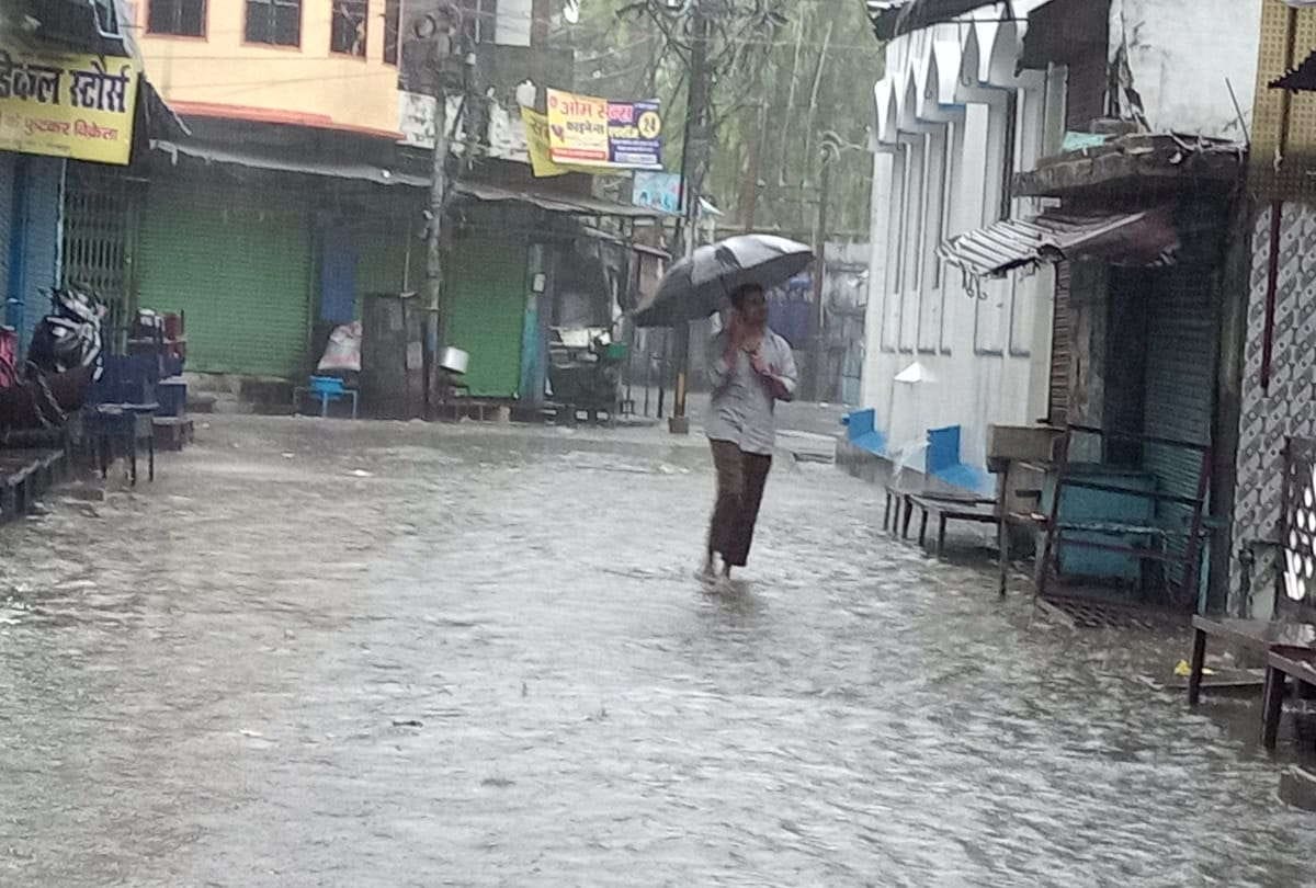 Gorakhpur Weather Change After Heavy Rain And Darkness In Sky due to Cyclone toute