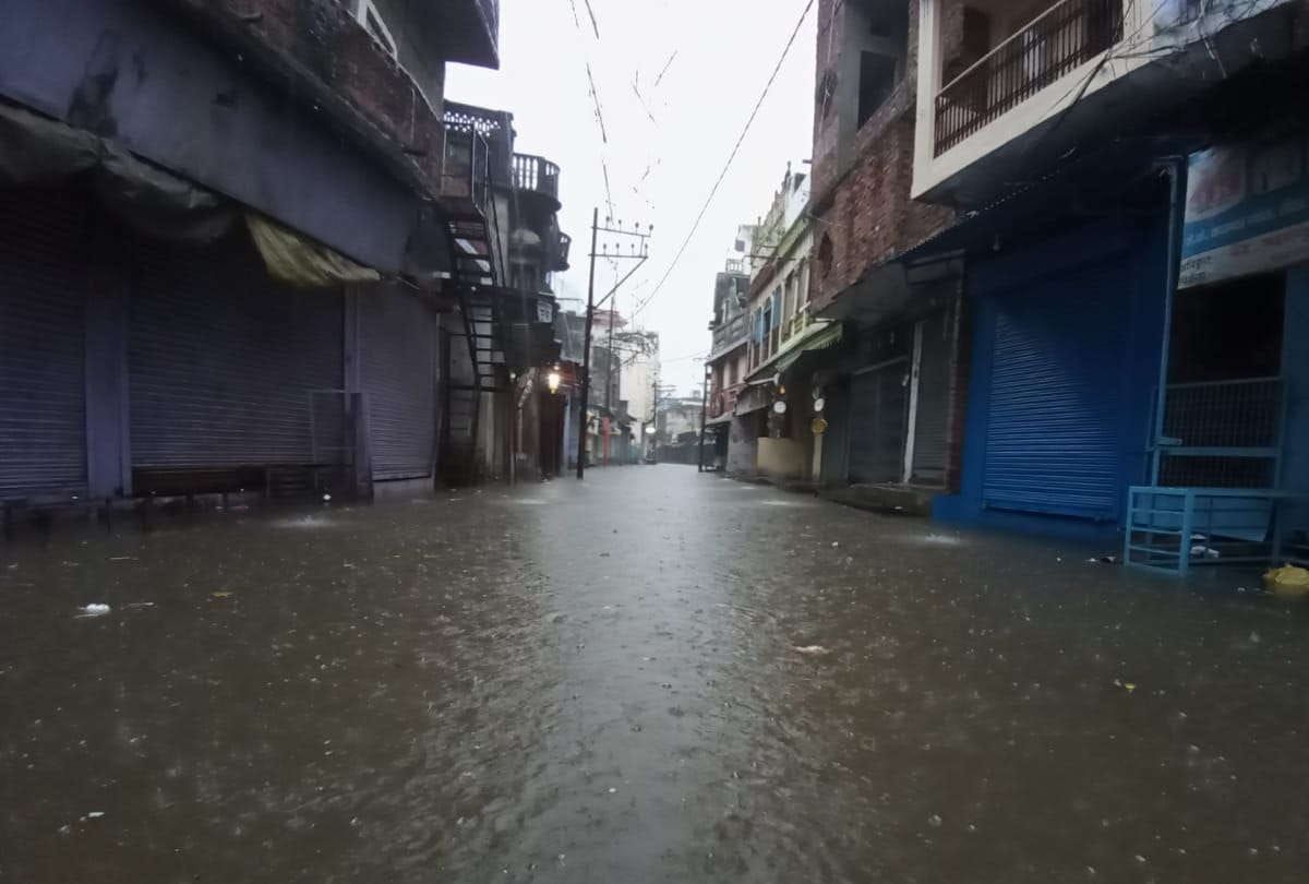 Gorakhpur Weather Change After Heavy Rain And Darkness In Sky due to Cyclone toute