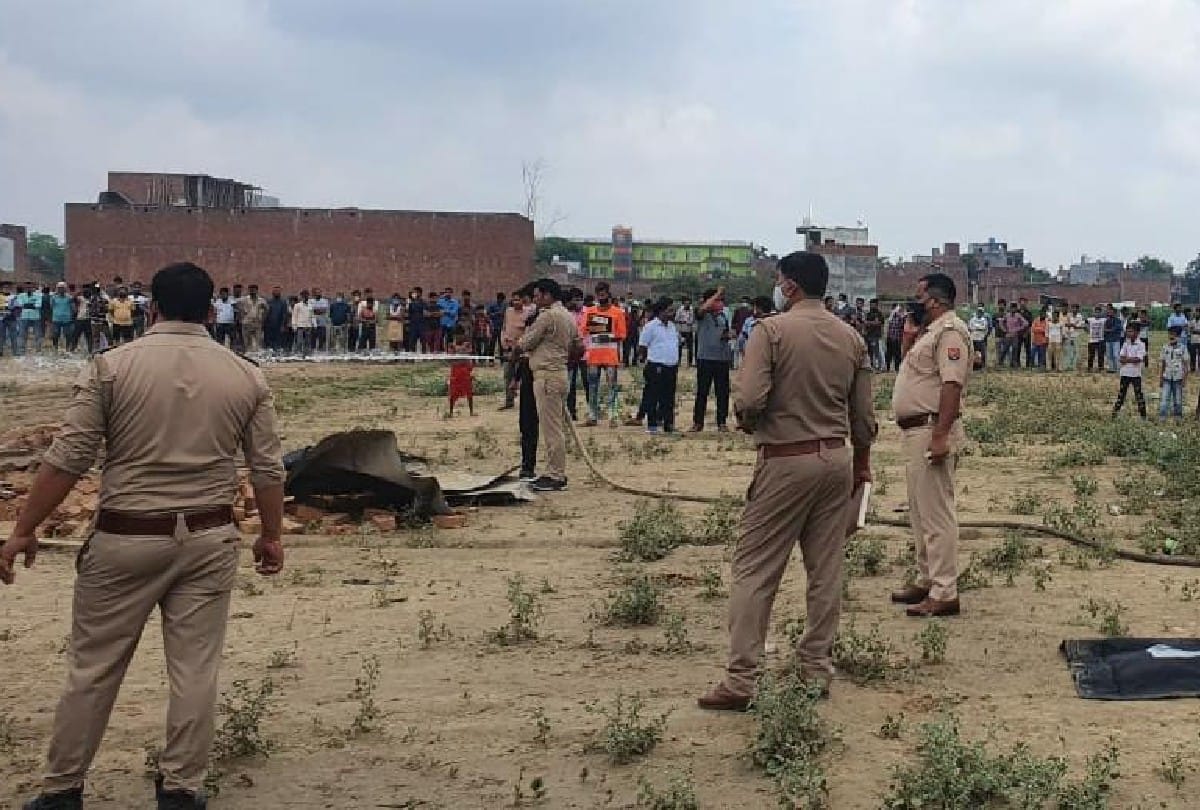 one person killed after explosion while making fireworks in etah