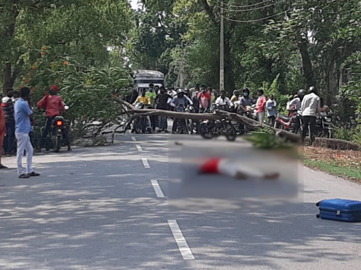 Two youth died in accident bike collided with tree fell on road in chandauli