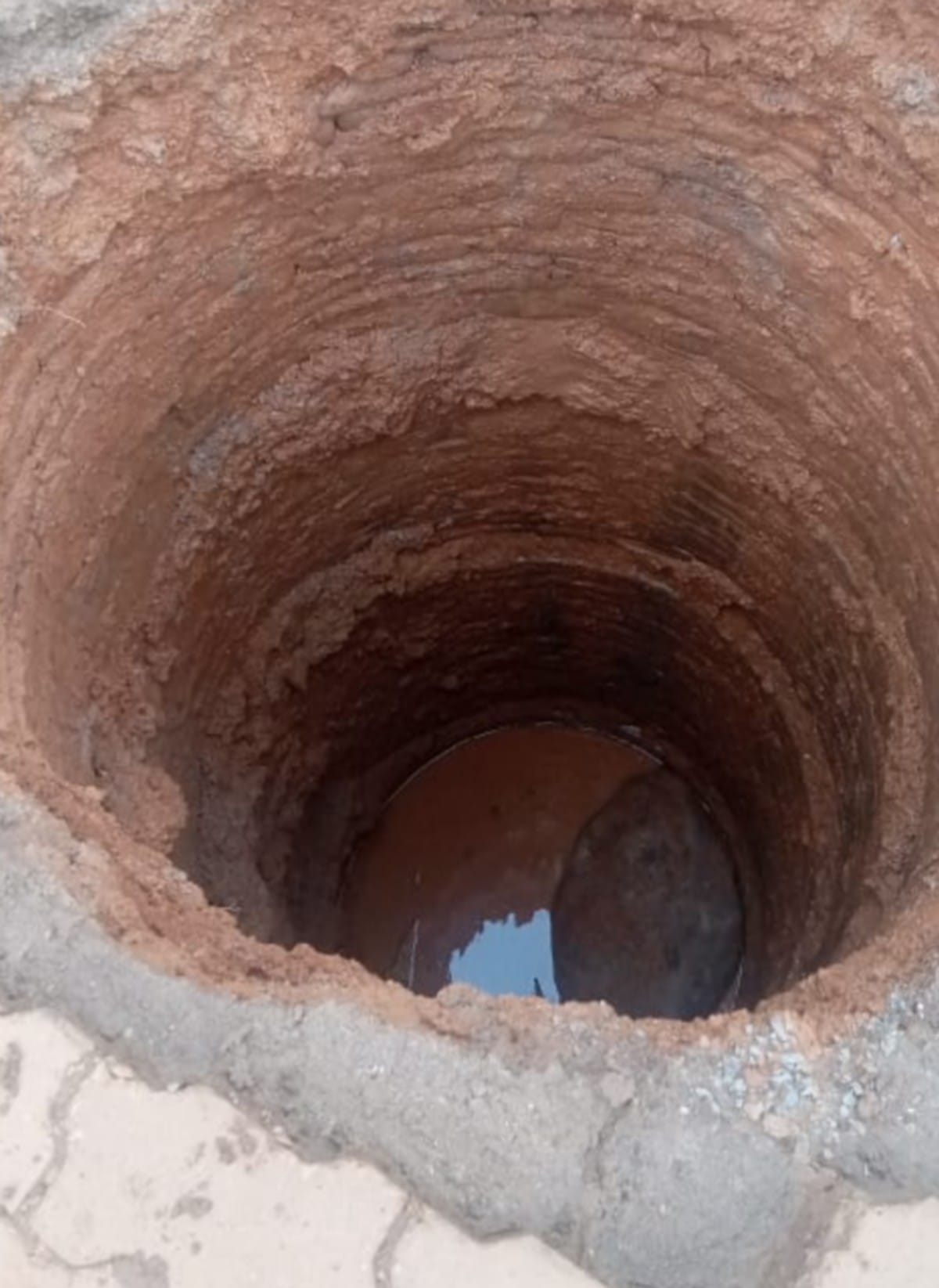 Father committed suicide by jumping into well with seven years old daughter in ghazipur after three failed marriages