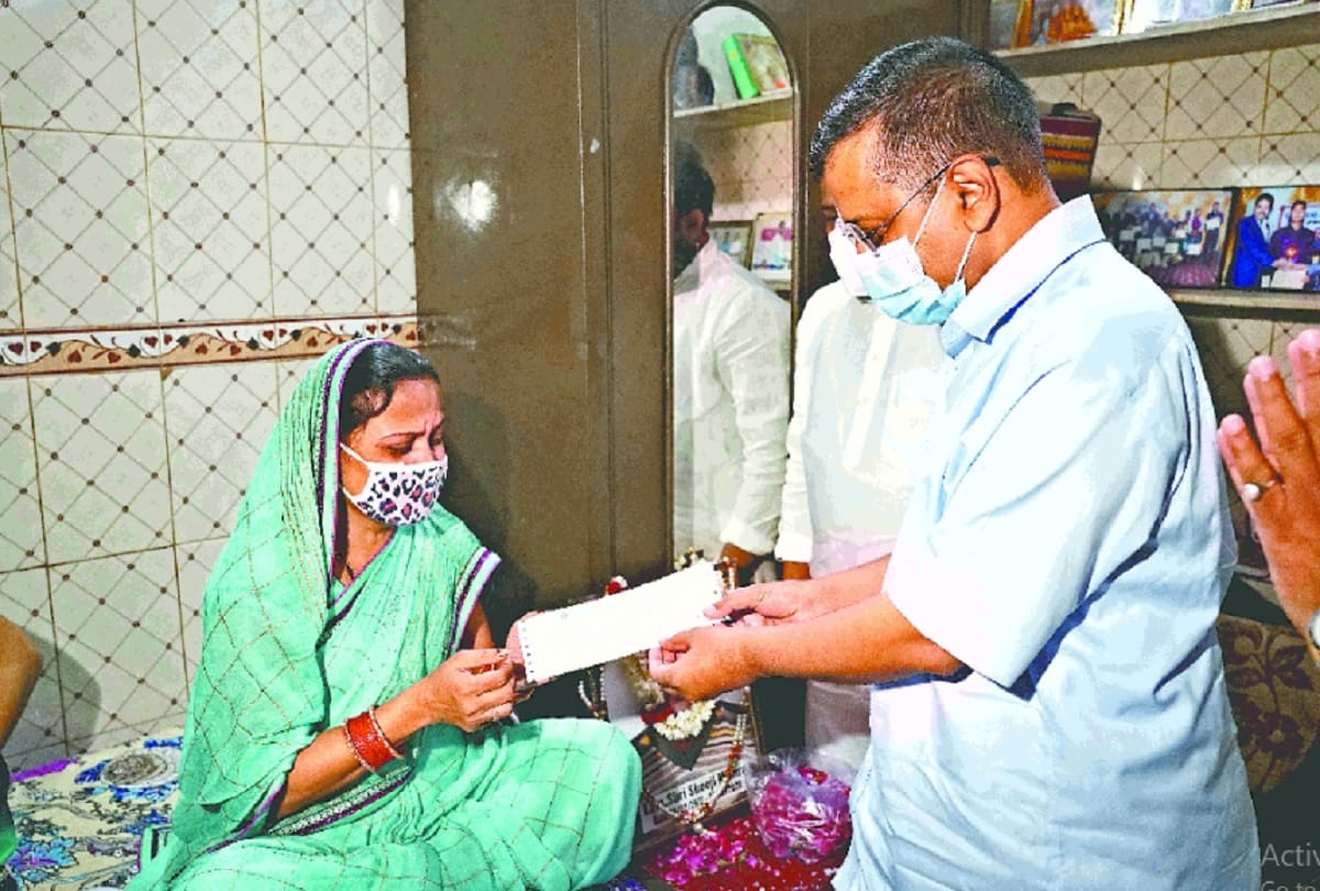 arvind kejriwal gave a check of one crore to the family of corona warrior shivji mishra