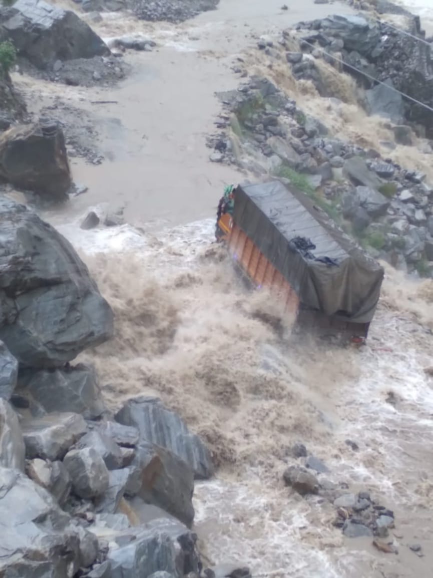 Uttarakhand Weather Forecast Today Update: continuous rain from many hours, lambagar nala water level increased, truck stuck