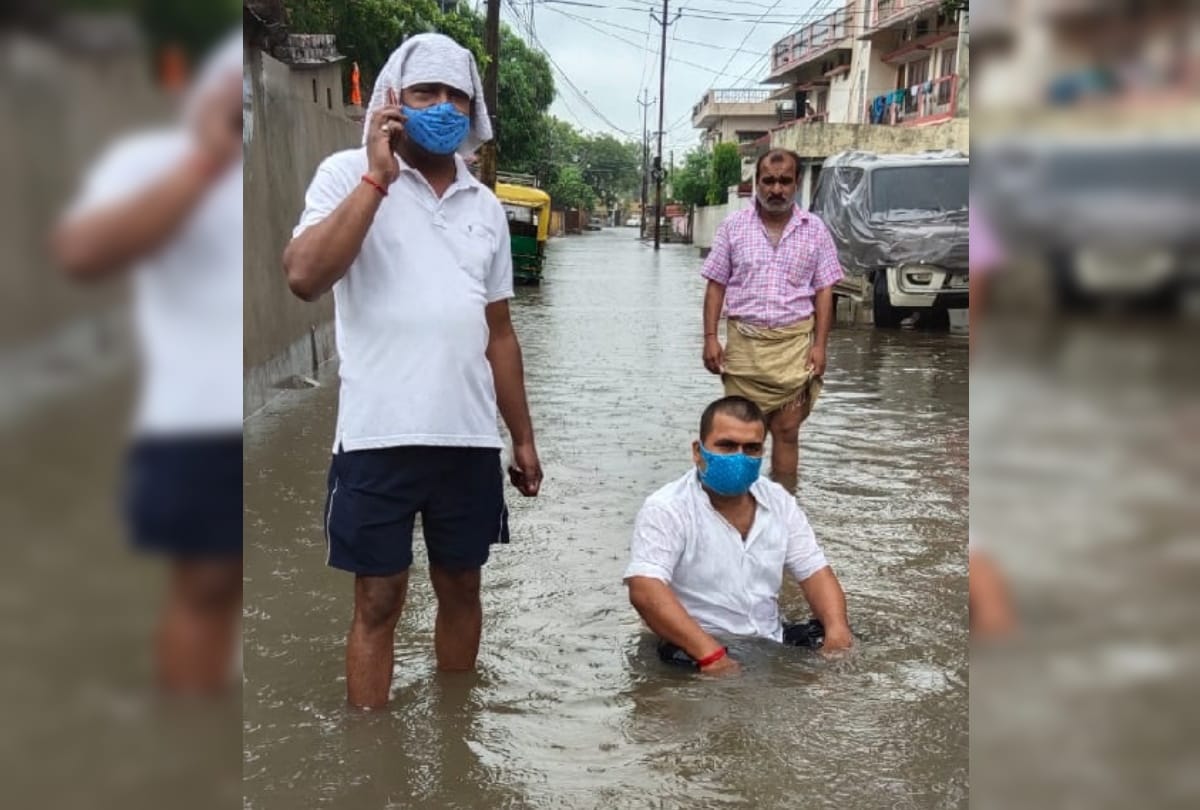 SP councilor protest in water for road construction in Gorakhpur