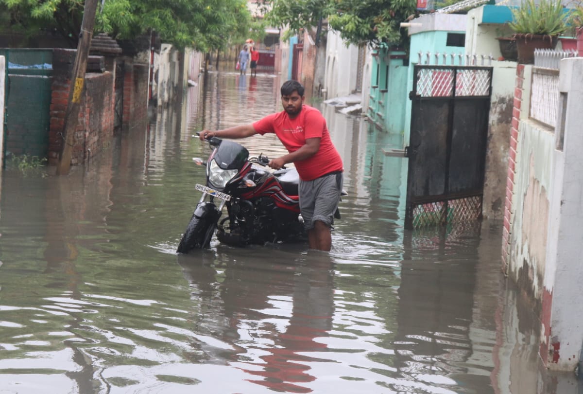 water logging problem start in gorakhpur after two hours rain