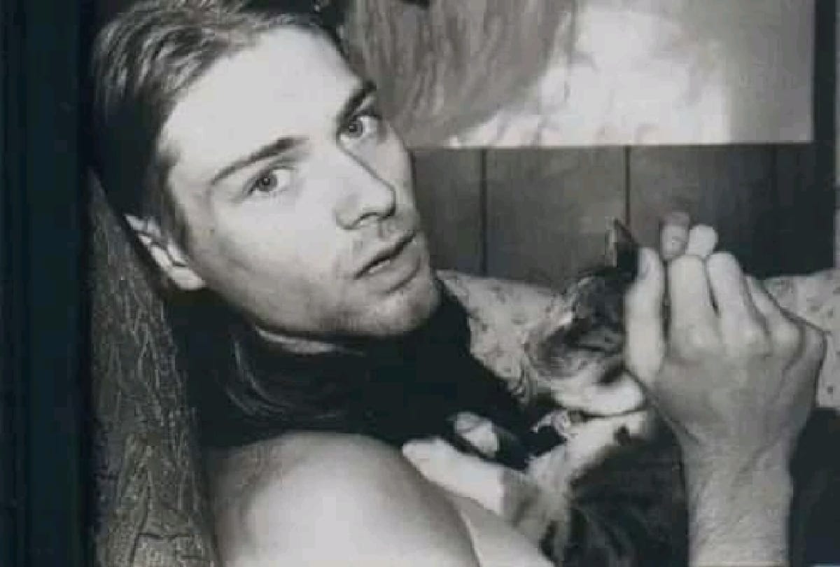 American Rockstar Kurt Cobain 6 hair auctioned in 10 lac rupees news goes viral