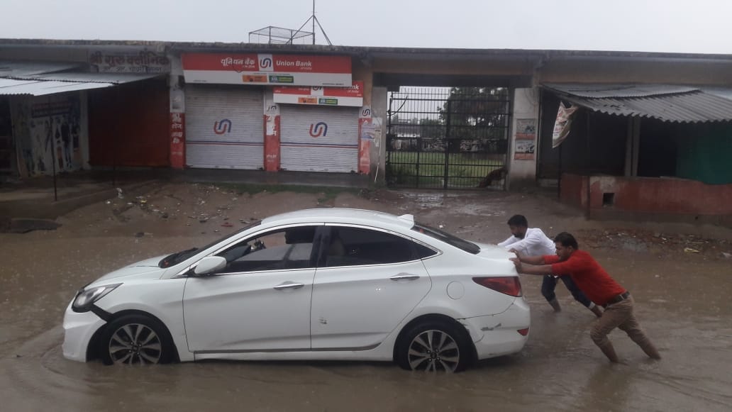 tauktae cyclone havoc in purvanchal many death in varanasi including another district and more than 20 people injured in rain related accident