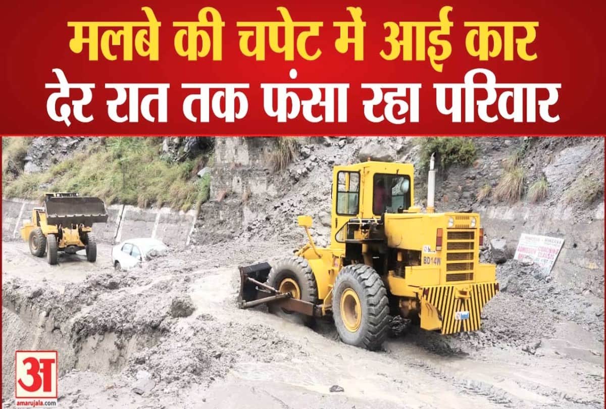 पागल नाला में आया मलबा।