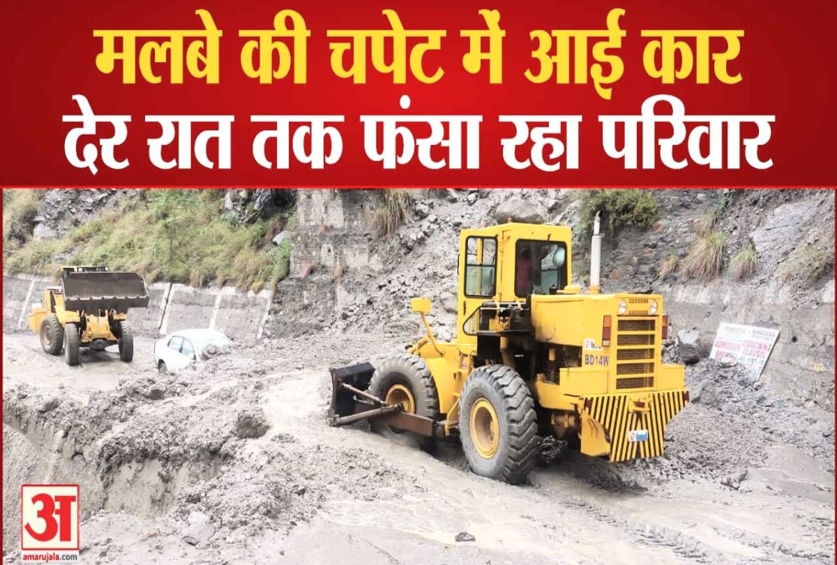 पागल नाला में आया मलबा।