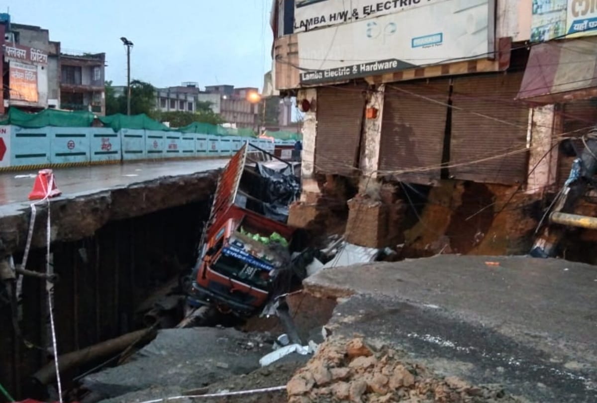 Delhi-Ncr traffic alert metro site and house sink in due to heavy rain a truck fall in pit