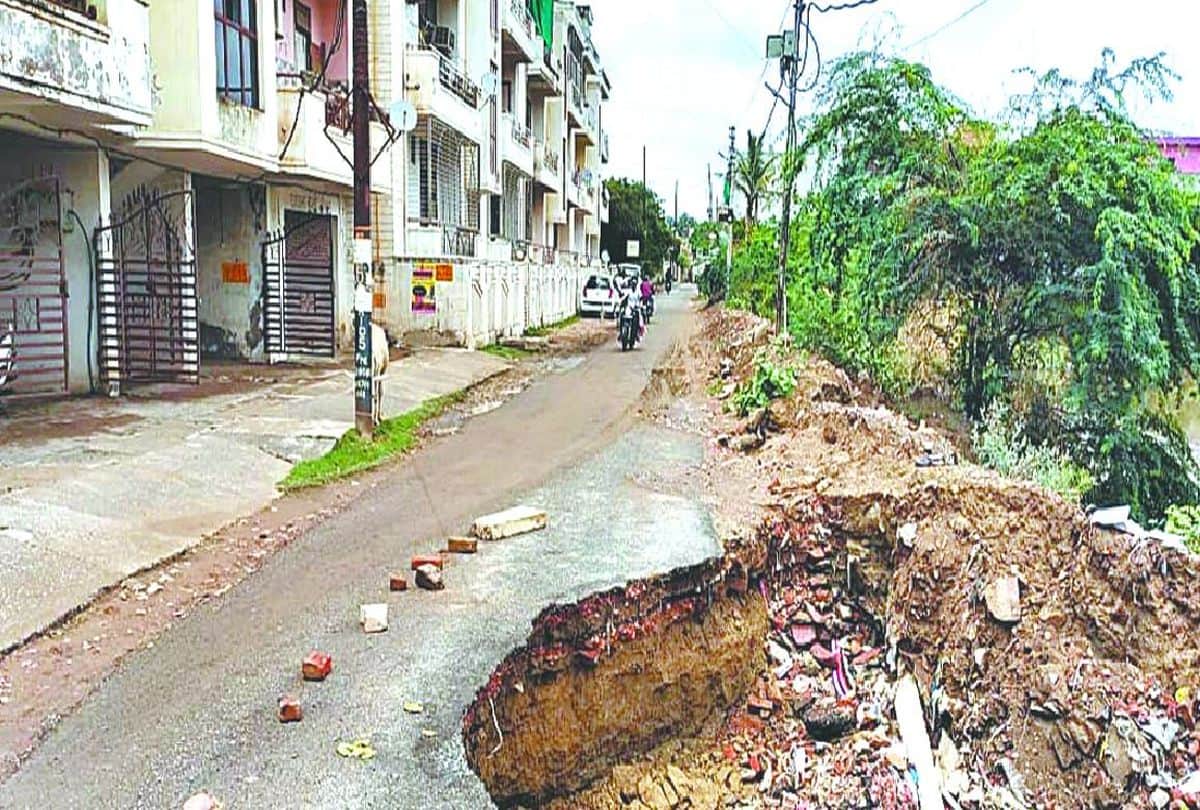 Road Collapsed After Rain In Agra Tauktae Cyclone