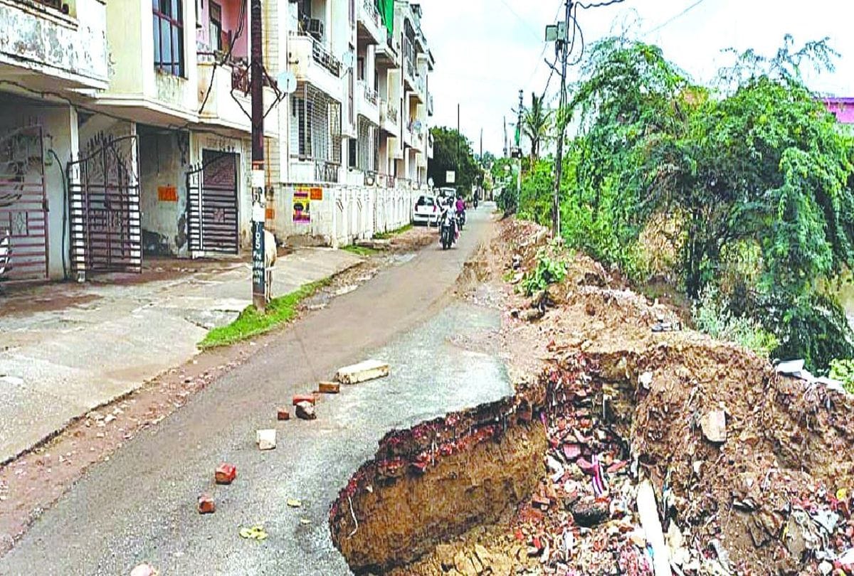 Road Collapsed After Rain In Agra Tauktae Cyclone