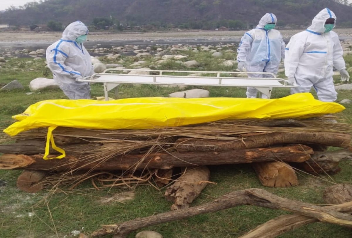 LadengeCoronaSe: Five sanitation workers of Paonta Municipal Council performing the last rites of the Corona deceased