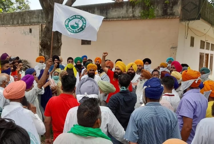 Farmers protest against RSS Blood donation camp in Ropar of Punjab 