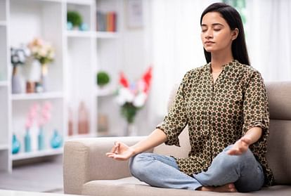 Yoga Poses: सुबह-सुबह नियमित पांच मिनट करें ये योगासन, पूरा दिन रहेंगे ऊर्जावान Yoga Tips: Daily Morning Yoga Asanas For Natural Energy Boost