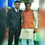 अपने पिता के साथ अनुभव चौधरी।