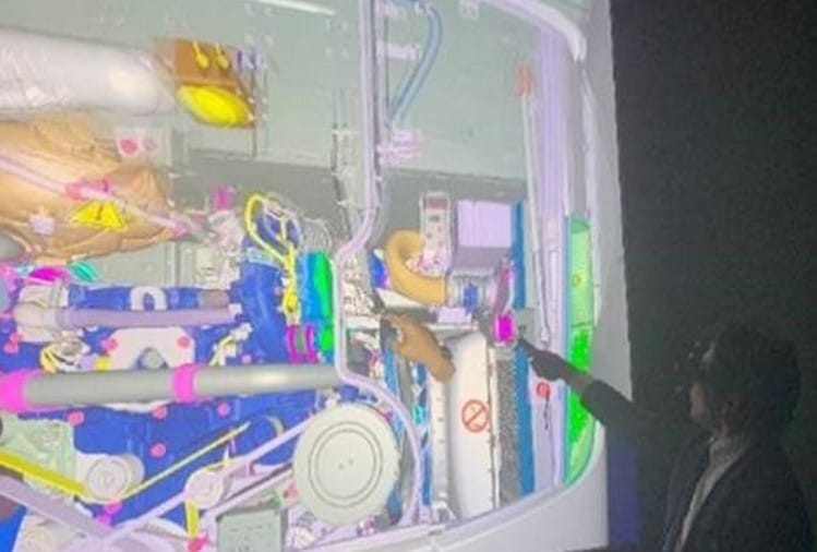 Daimler India Commercial Vehicles Opens Virtual Reality Centre In Chennai Amar Ujala Hindi