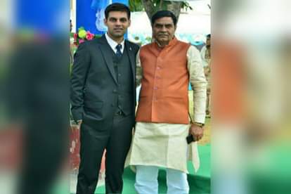 अपने पिता के साथ अनुभव चौधरी।