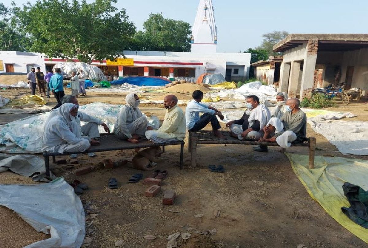 Farmer Beat At Kisan Kendra Protest For Laid Cots At Wheat Purchasing Center
