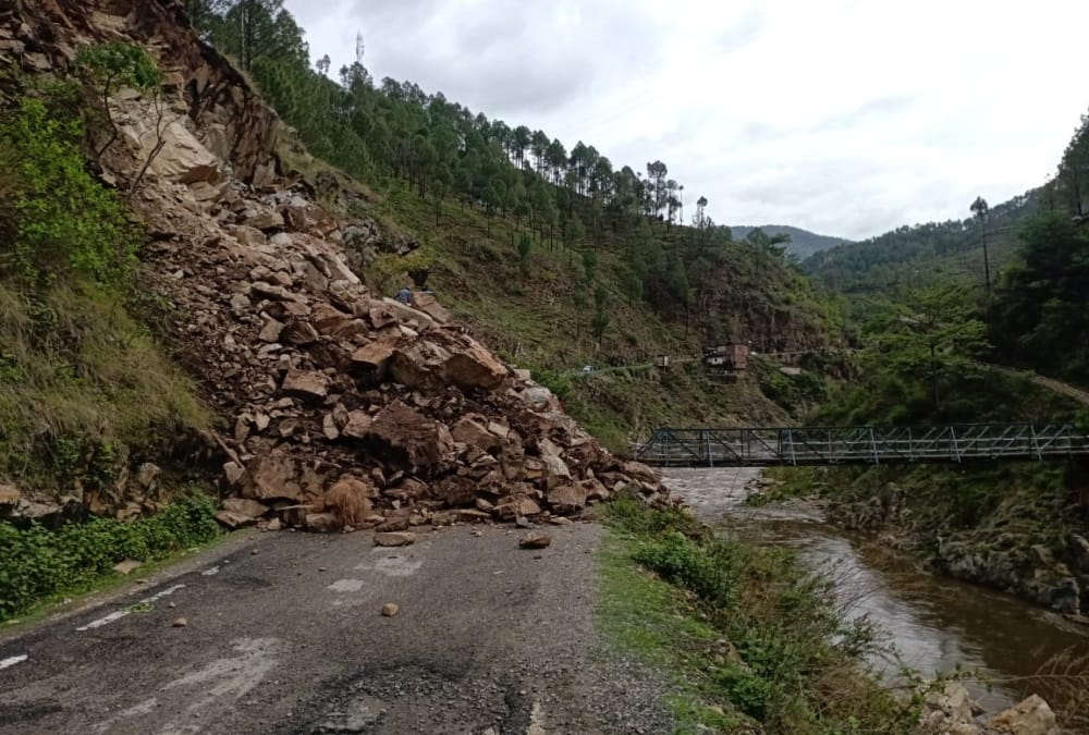 Uttarakhand Weather News: Rock fell on Road Thalisain Dhumakot National Highway closed after Heavy Rainfall photos