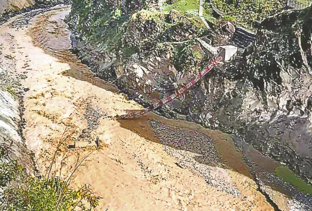 Uttarakhand Weather News: Rock fell on Road Thalisain Dhumakot National Highway closed after Heavy Rainfall photos