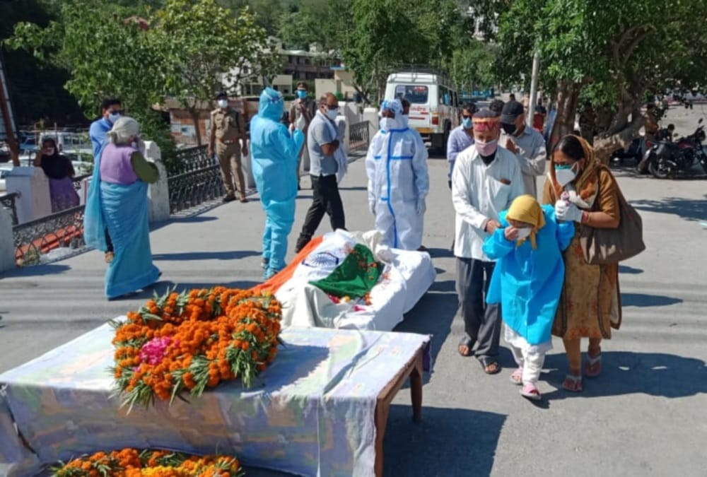 Sunderlal Bahuguna Death: Funeral with covid protocols and state honors in Rishikesh Photos