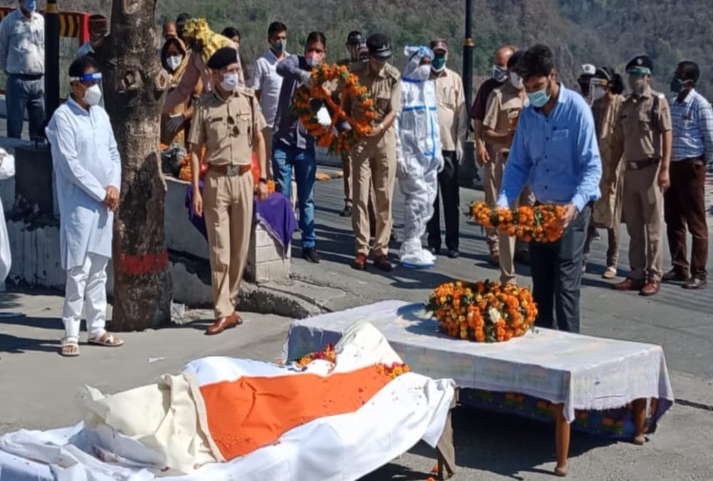 Sunderlal Bahuguna Death: Funeral with covid protocols and state honors in Rishikesh Photos