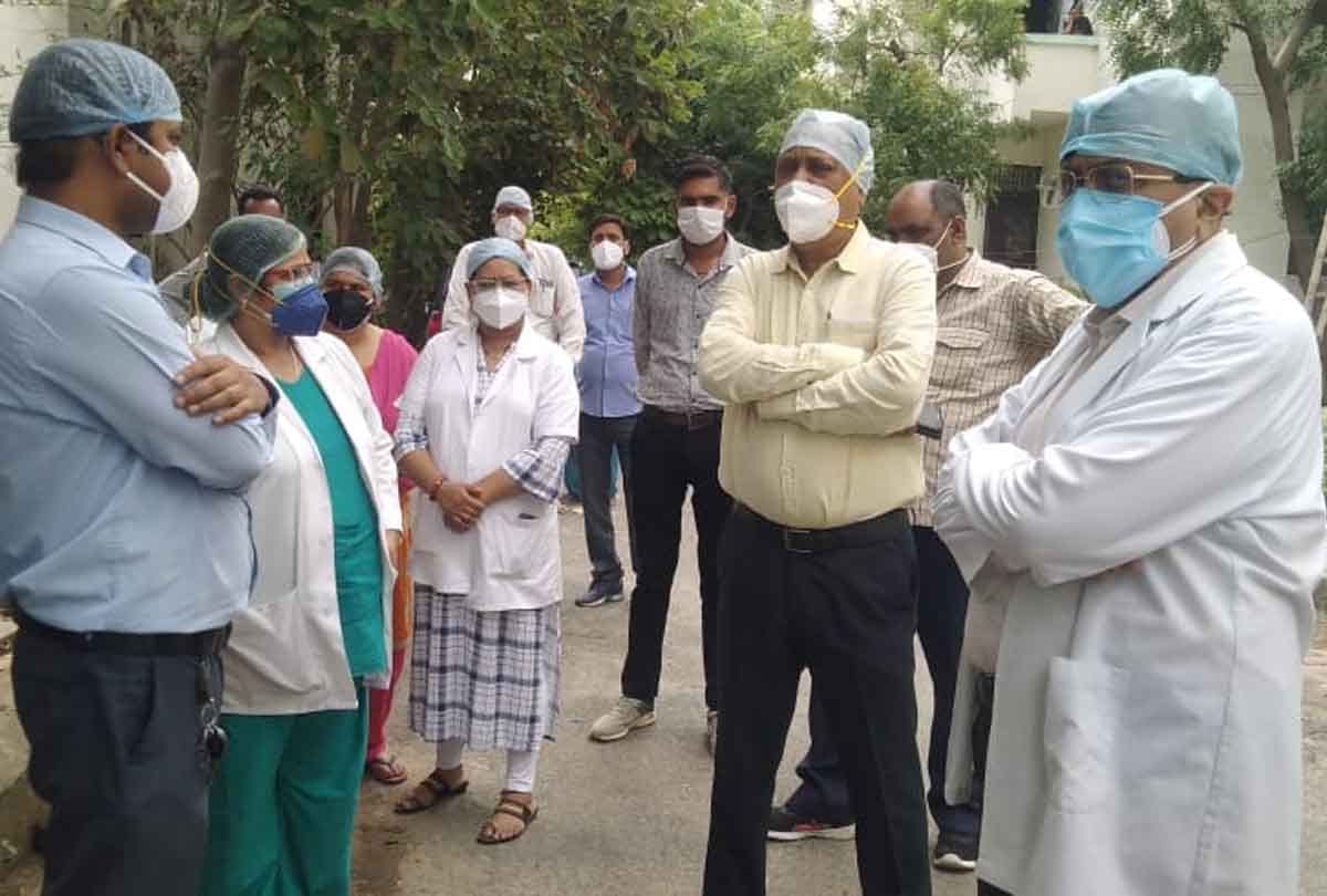 body of staff nurse at Kannauj Medical College was found hanging in his room
