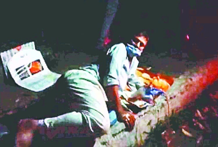 An ambulance driver left patient on the road for Rs 900 in Jalandhar of Punjab