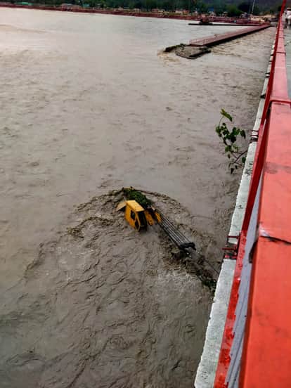 हरिद्वार में गंगा का जलस्तर बढ़ा, निर्माण सामग्री और क्रेन बही