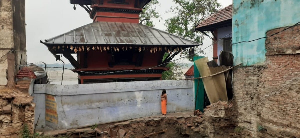 Nepali pashupatinath mandir wall can be collapse due to rain in varanasi