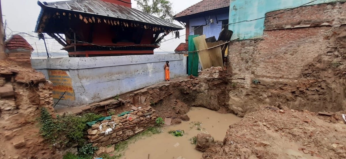 Nepali pashupatinath mandir wall can be collapse due to rain in varanasi