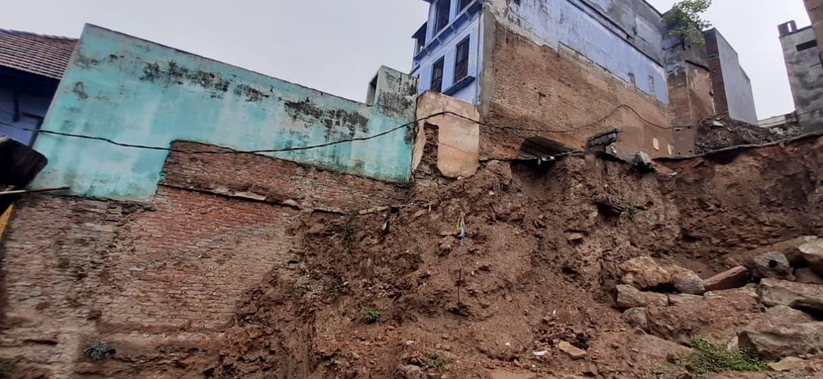 Nepali pashupatinath mandir wall can be collapse due to rain in varanasi