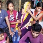 रोते बिलखते परिजन।