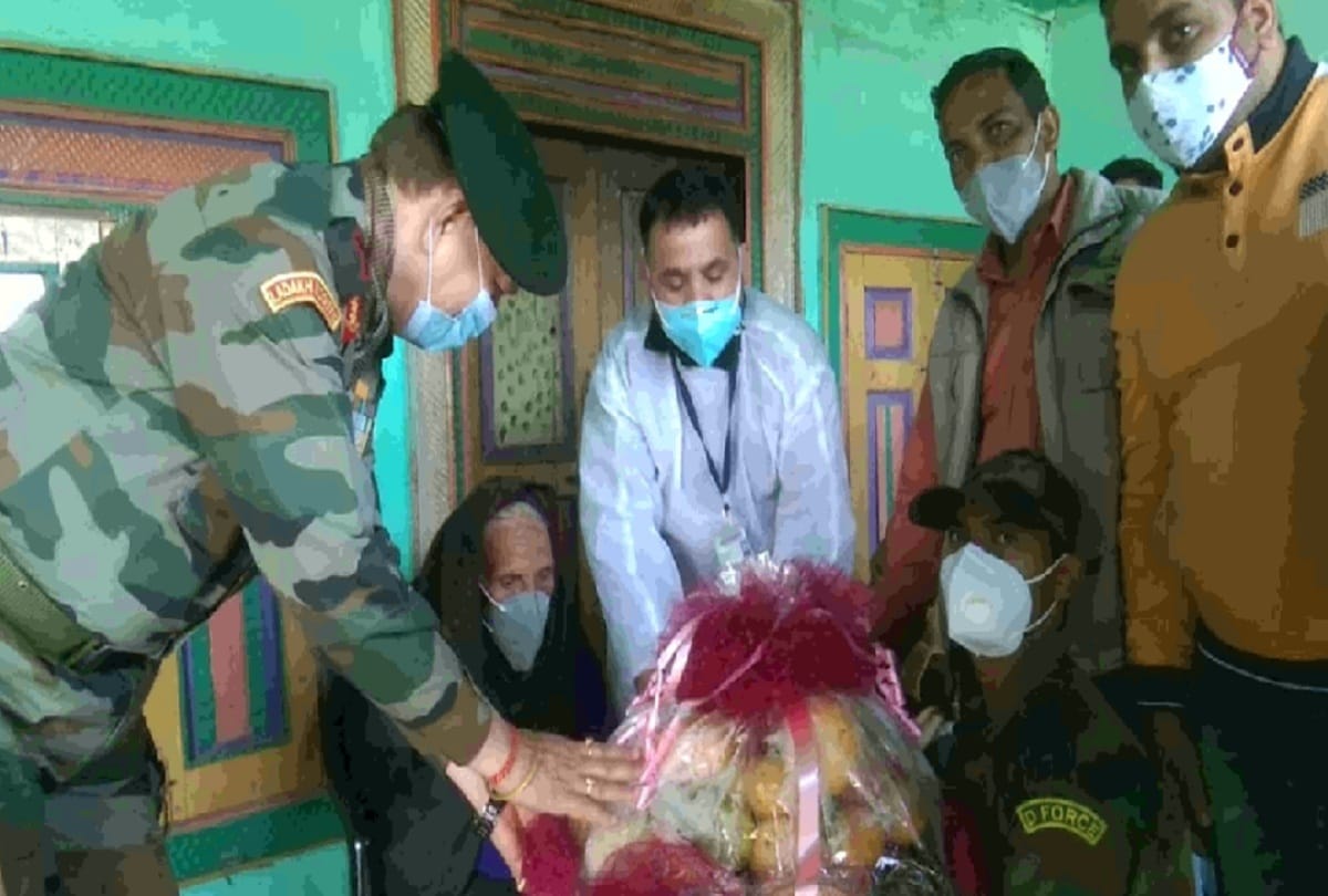 Jammu kashmir news: Northern commander reached at the house of Doli Devi who was vaccinated at the age of 120.